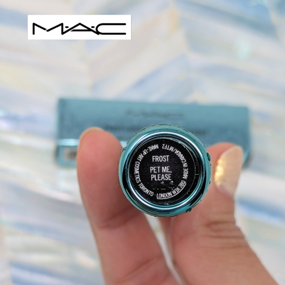 Limited Edition MAC Alluring Aquatics Frost Lipstick Pet Me Please-Nude metallic - Picture 9 of 14